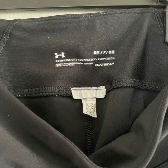 Under Armour Black Compression Capri Leggings with Pocket - Picture 3 of 3